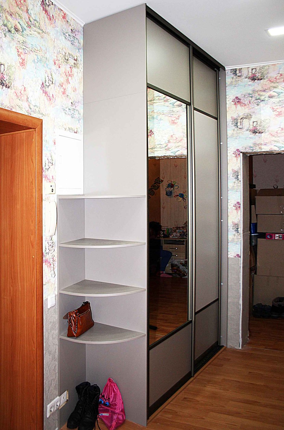 Шкаф с открытыми полками сбоку