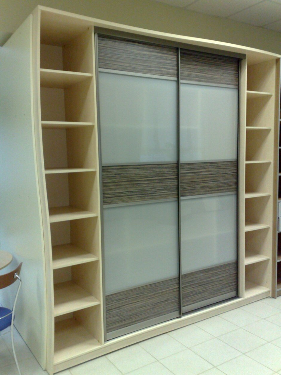 Шкаф купе с боковыми полками