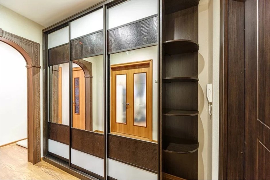 Шкаф купе с боковыми полками