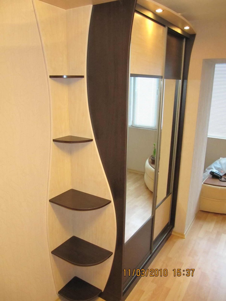 Шкаф с полками сбоку