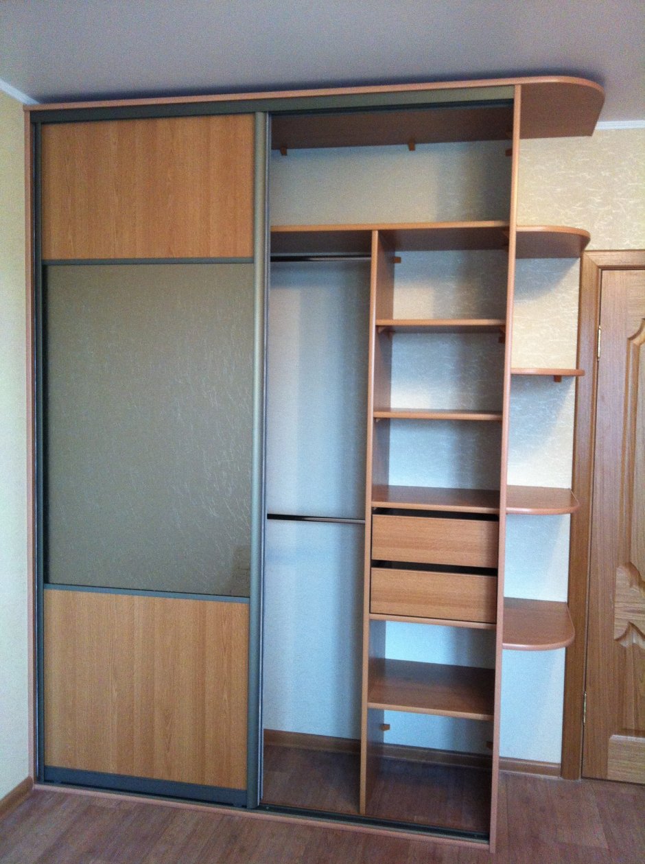 Шкаф купе с полками сбоку
