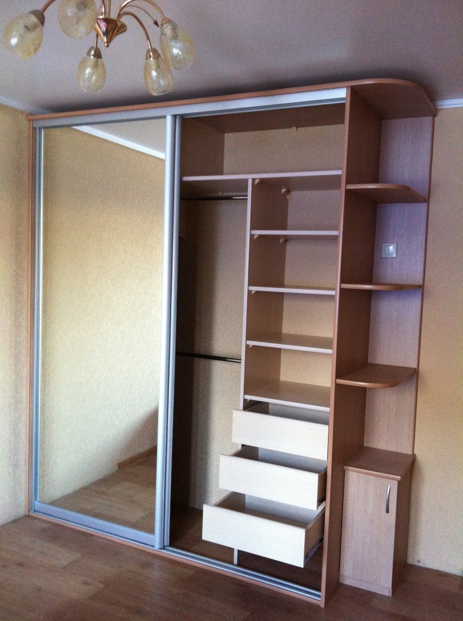 Встроенный шкаф сбоку с полочками