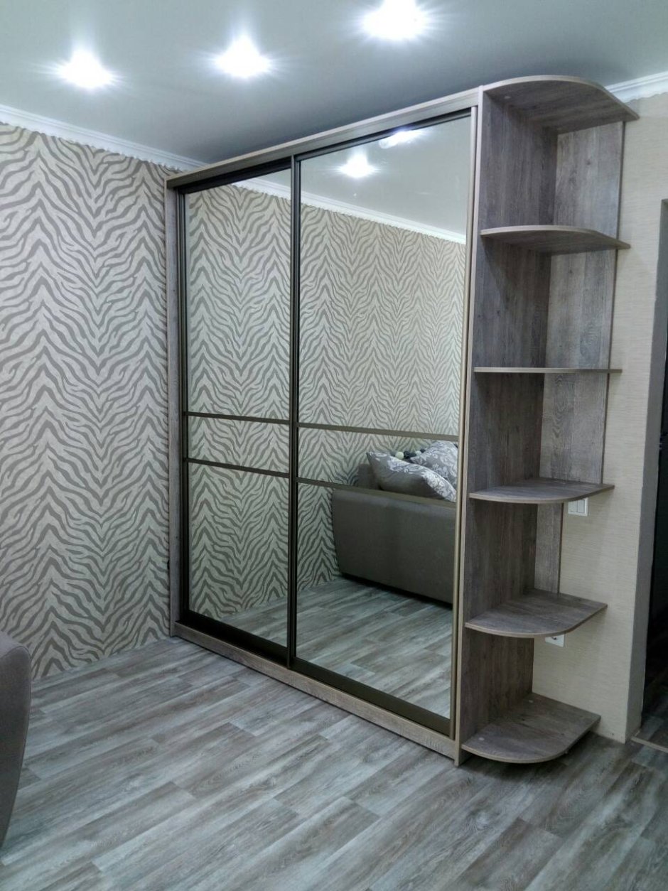 Шкаф купе с боковыми полками