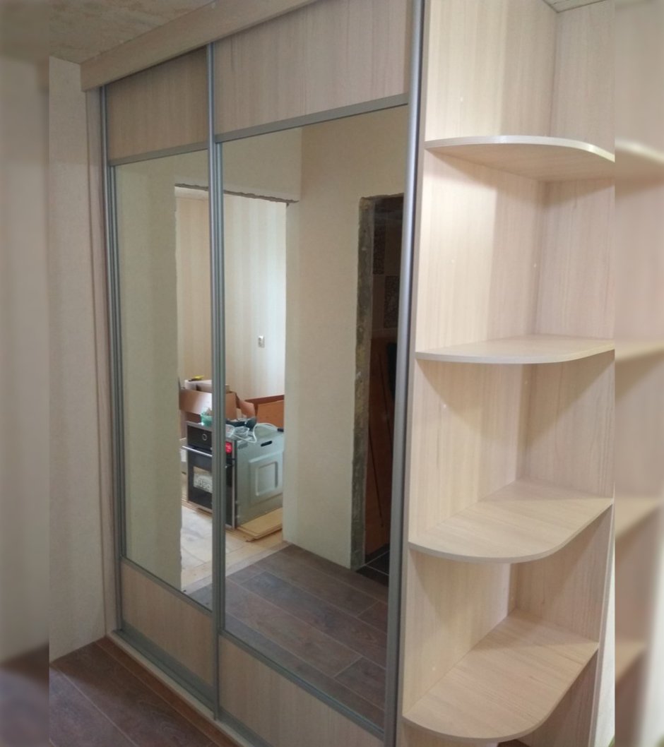 Шкаф купе с полками сбоку