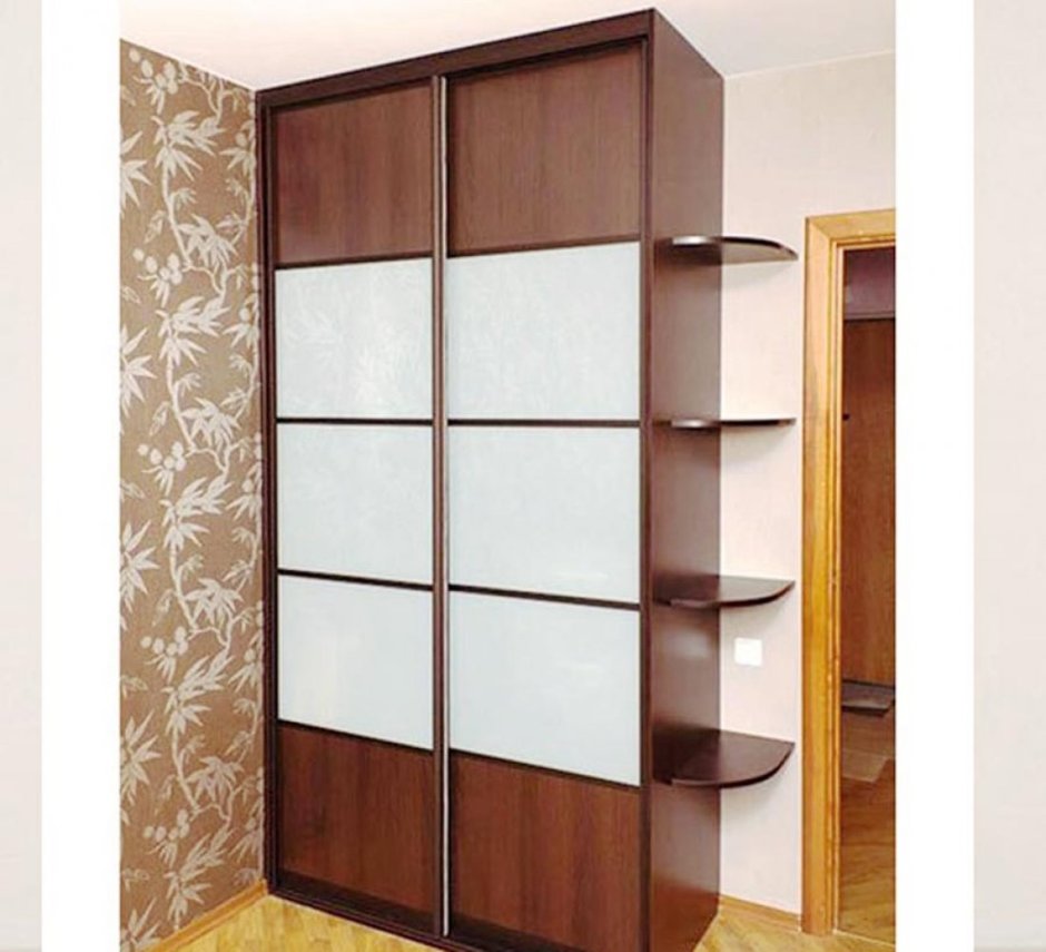 Шкаф-купе с угловыми полками сбоку маэстро-2