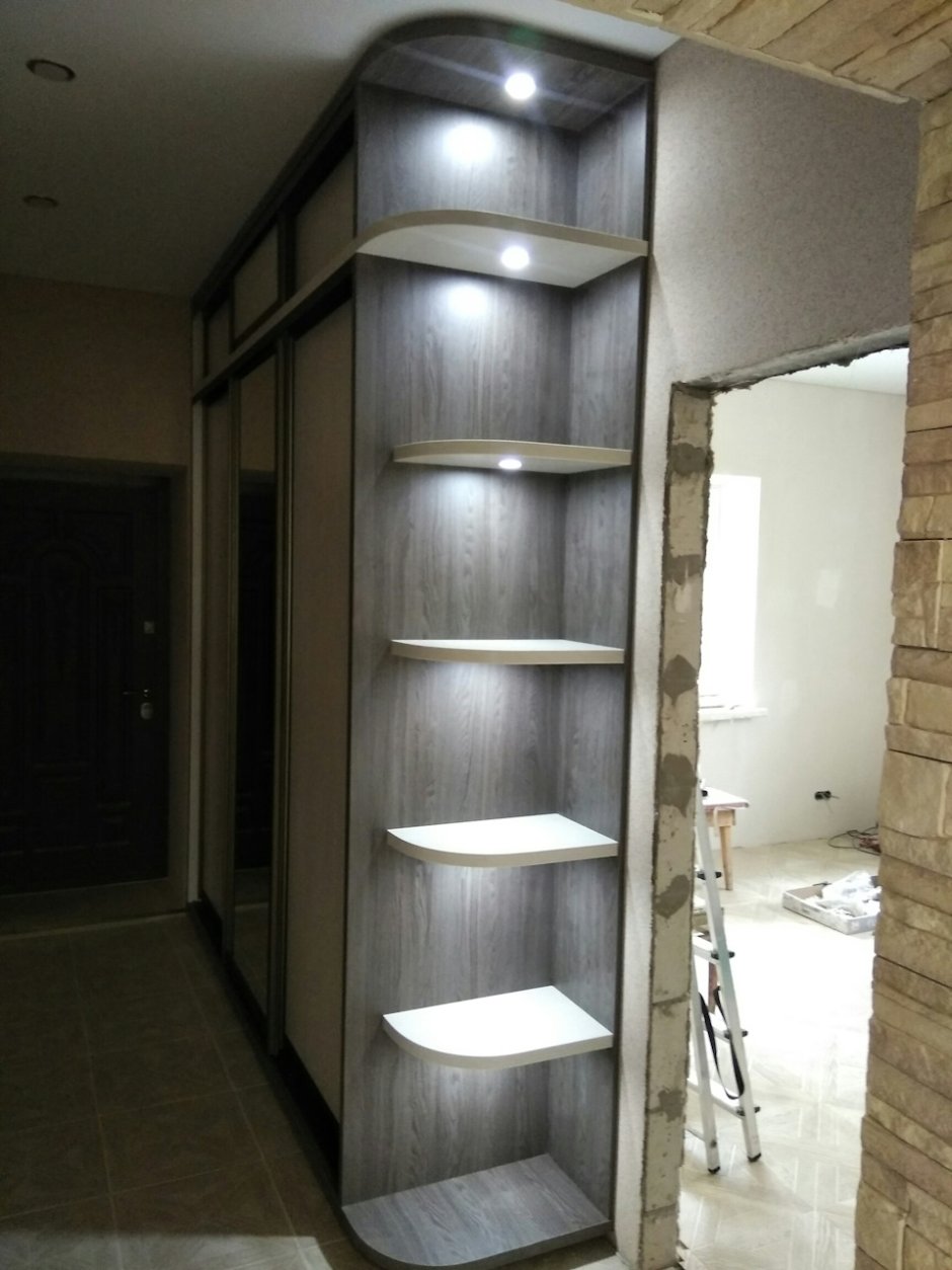 Шкаф-купе с угловыми полками сбоку маэстро-2