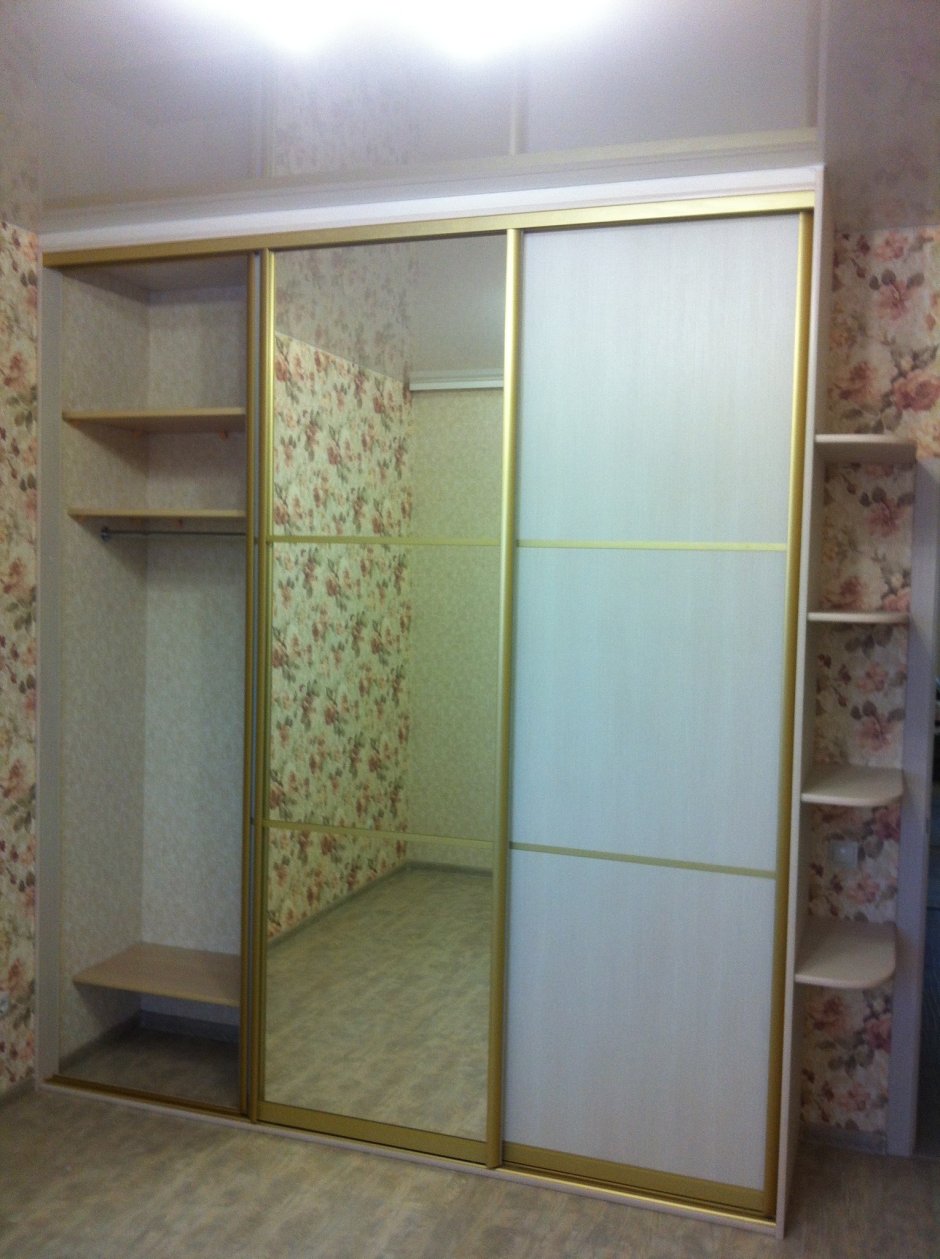 Шкаф купе с полочками сбоку
