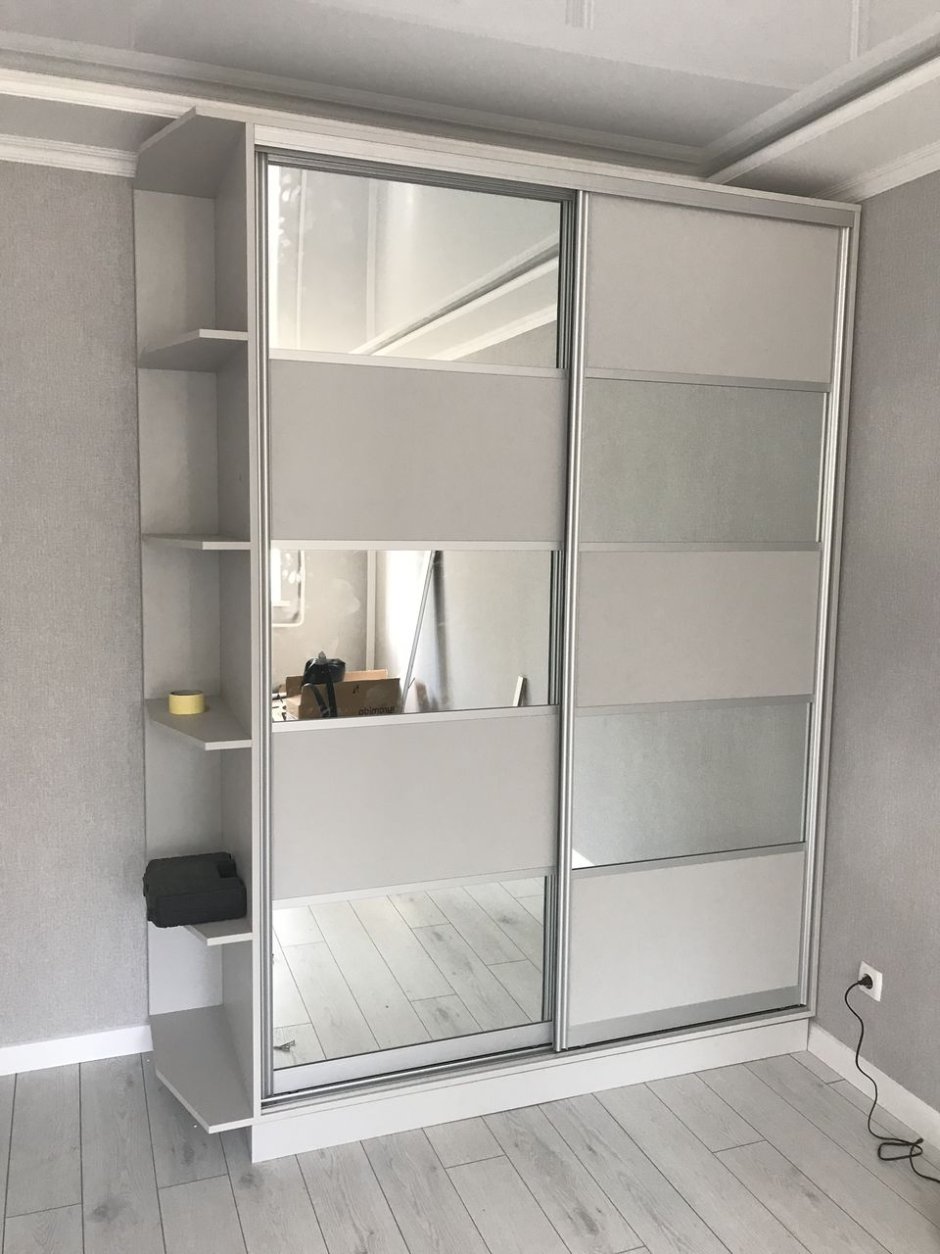 Шкаф купе с боковыми полочками и сейфом