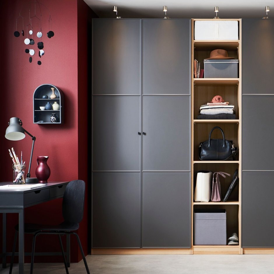Шкаф-купе в прихожую с полками сбоку