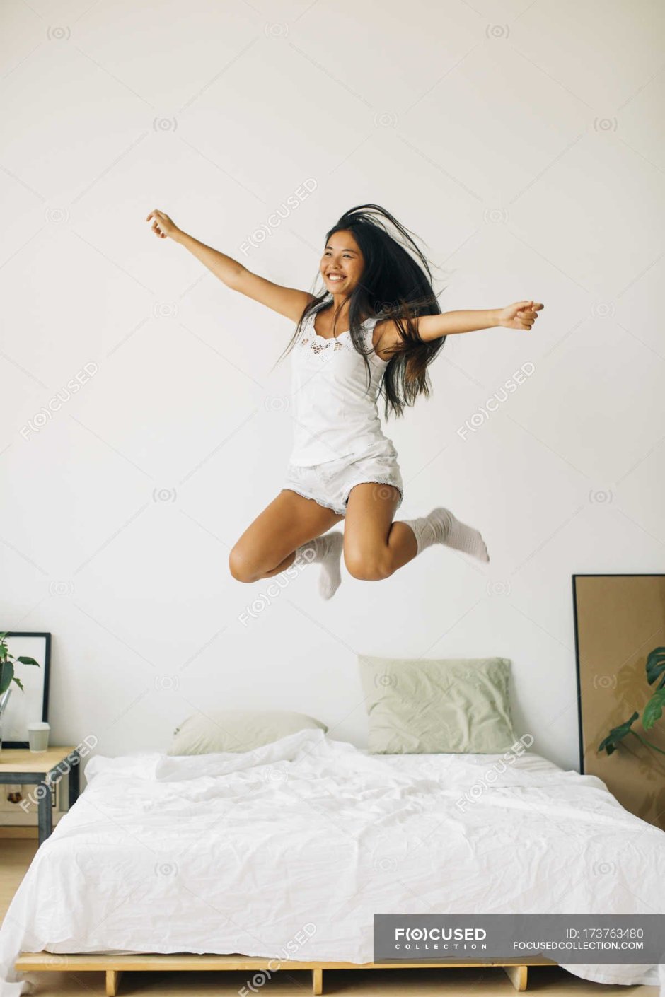 Прыгать на кровати