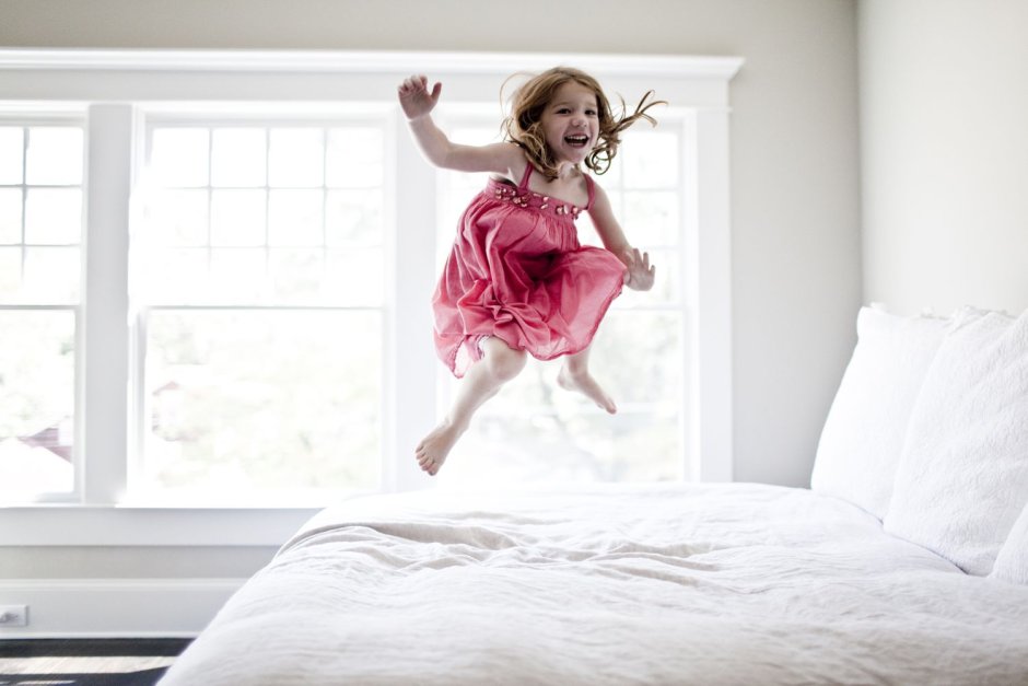 Дети прыгают на кровати родителей
