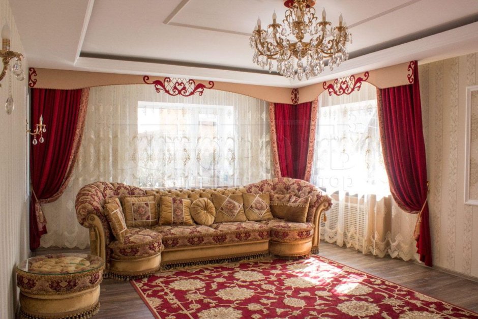 Гостиная белая с красным диваном классика