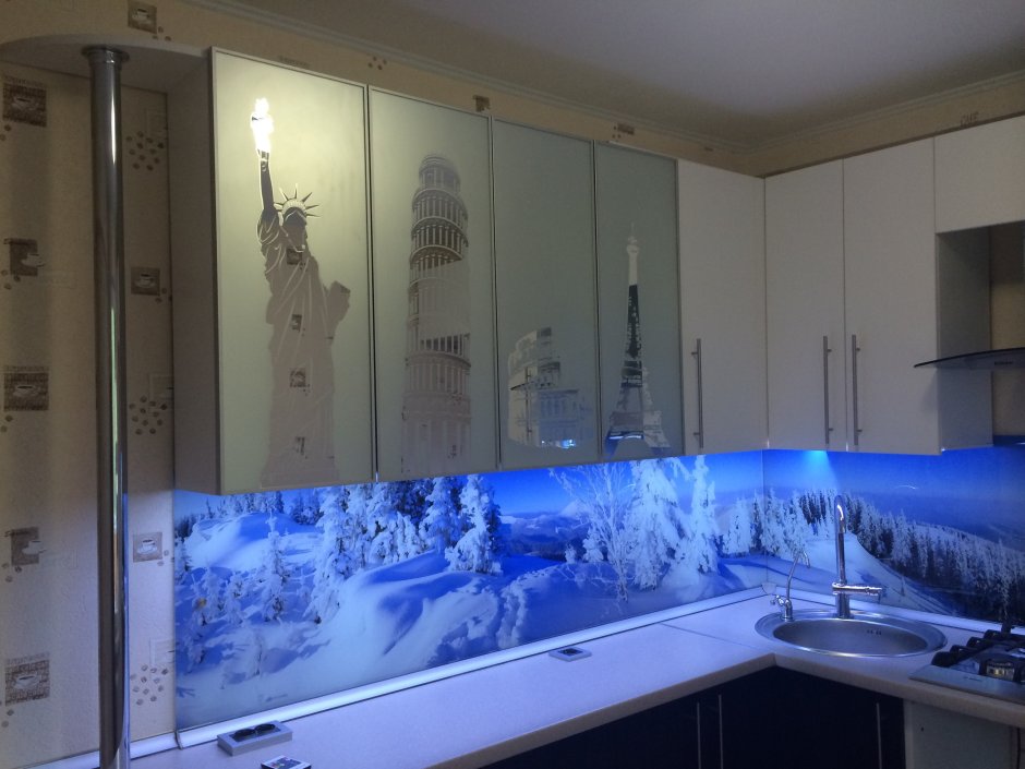 Кухонные шкафчики с витражами