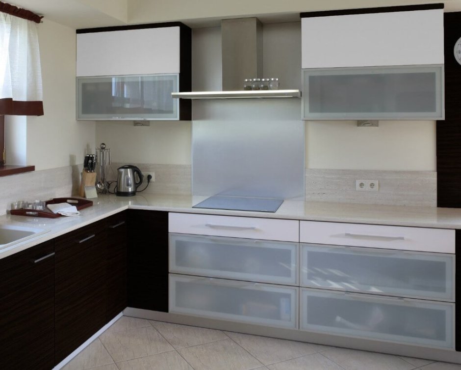 Кухня с зеркальными фасадами