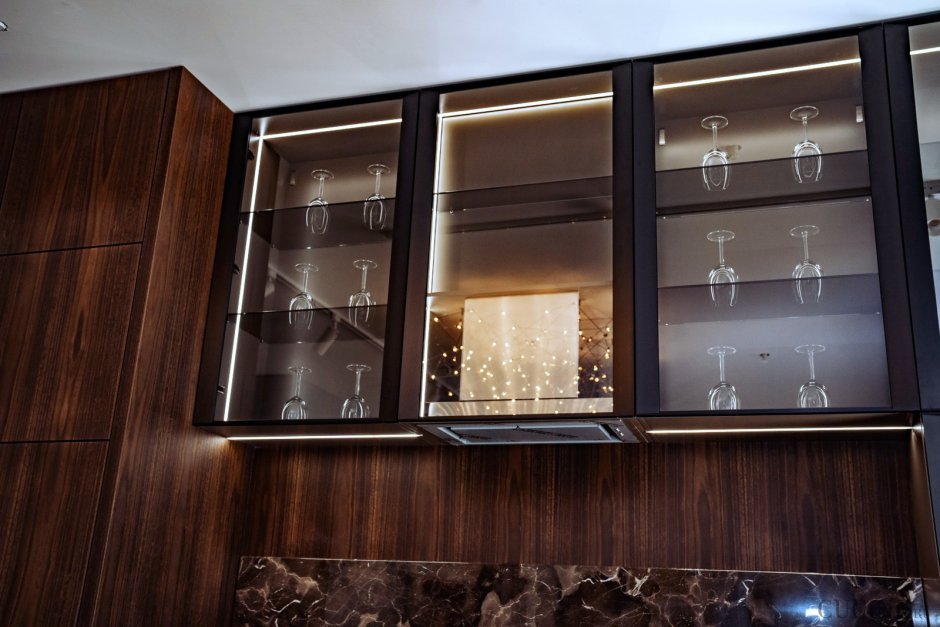 Фасад в алюминиевой рамке со стеклом