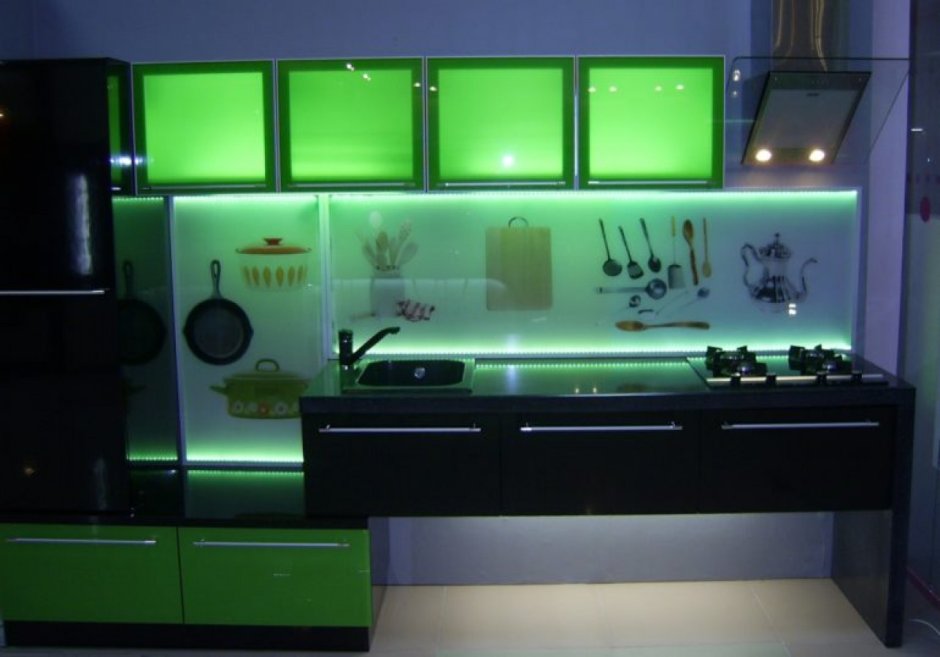 Кухонный гарнитур со стеклянными фасадами