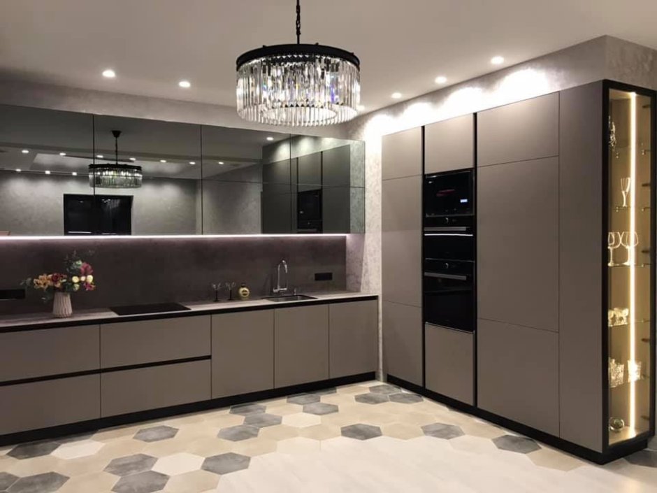 Кухня со стеклянными фасадами