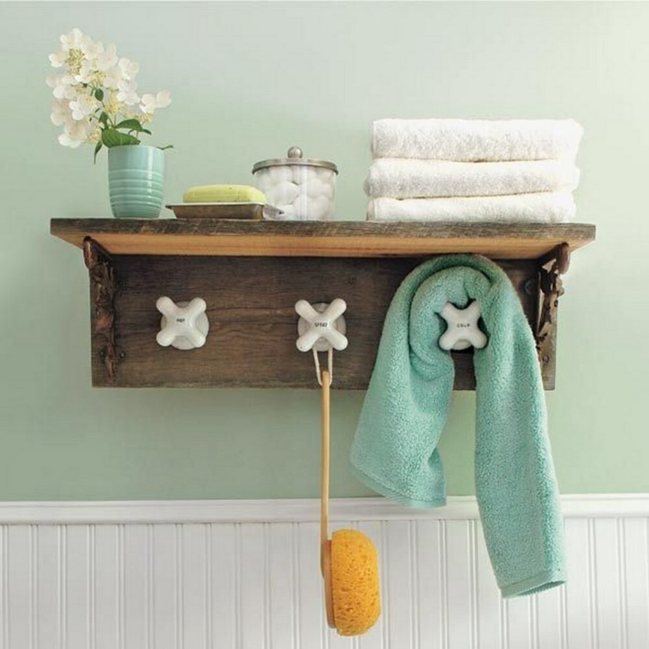 Деревянная полка для полотенец в ванную
