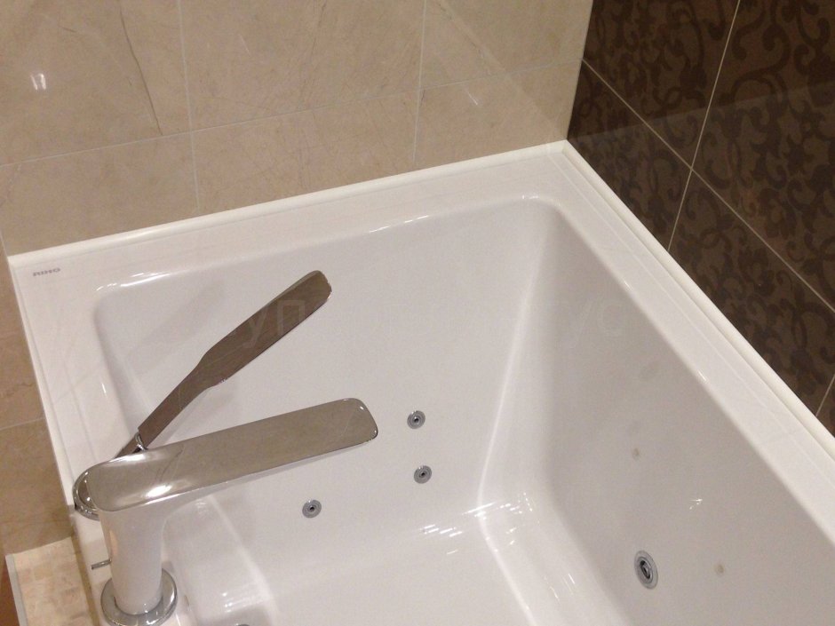 Стык между плиткой и ванной