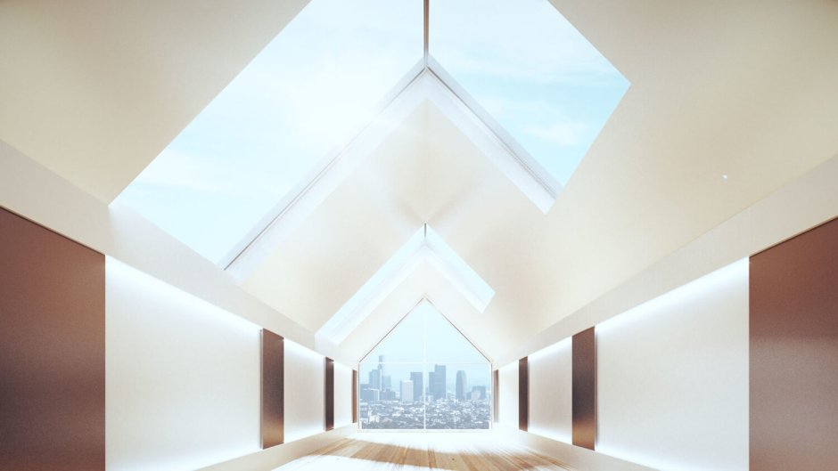 Треугольный потолок в широкой комнате