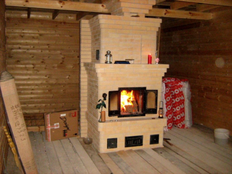Печка с камином в деревянном доме
