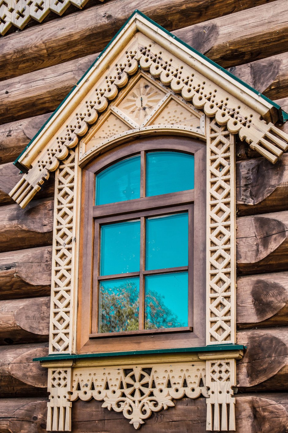 Резная обналичка на окна в деревянном доме