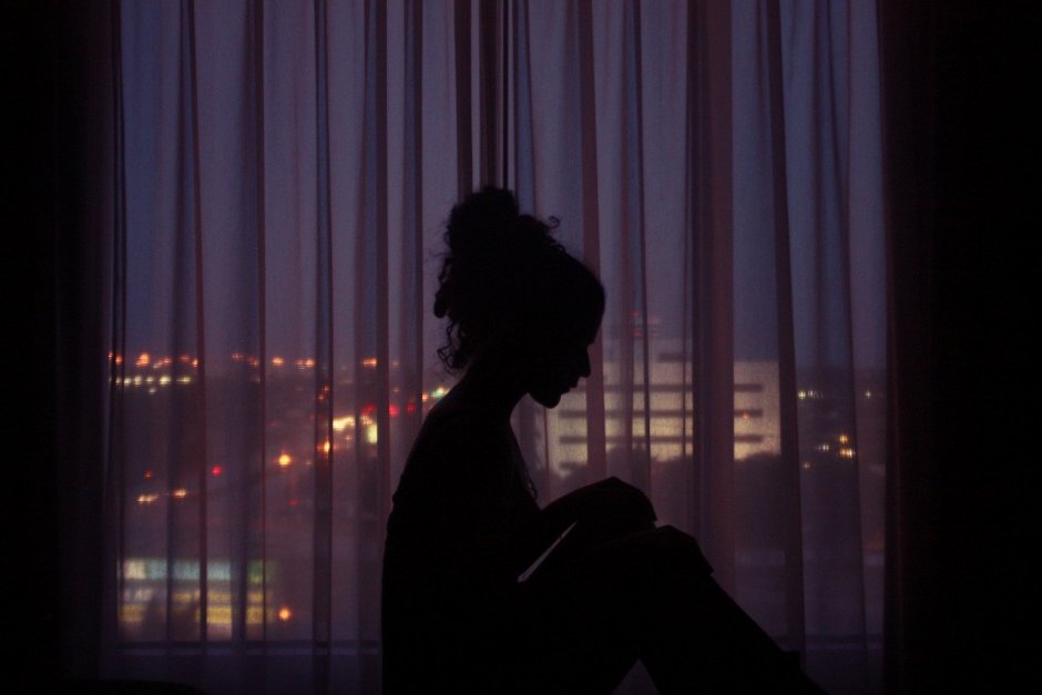 Девушка ночью у окна
