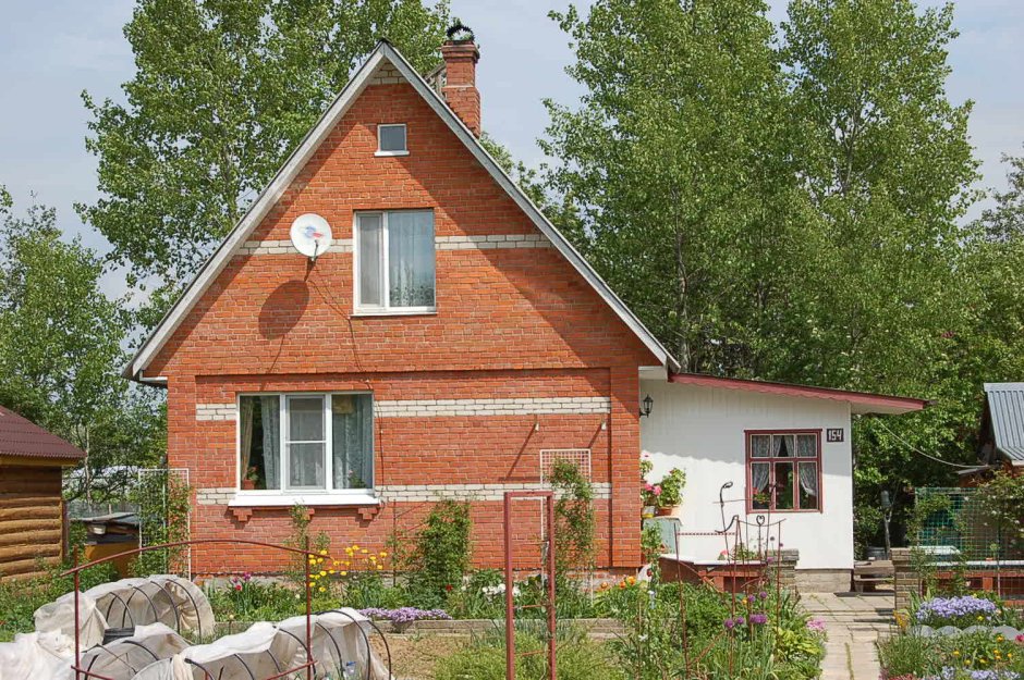 Кирпичный дачный дом