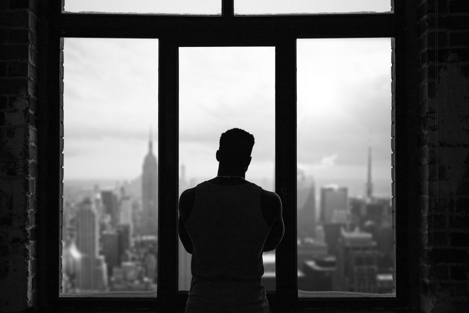 Мужчина у окна