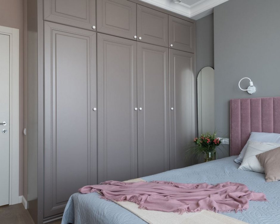 Спальня с пыльно розовыми шкафами