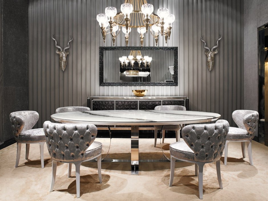 Красивая общественная столовая с металлически стульями