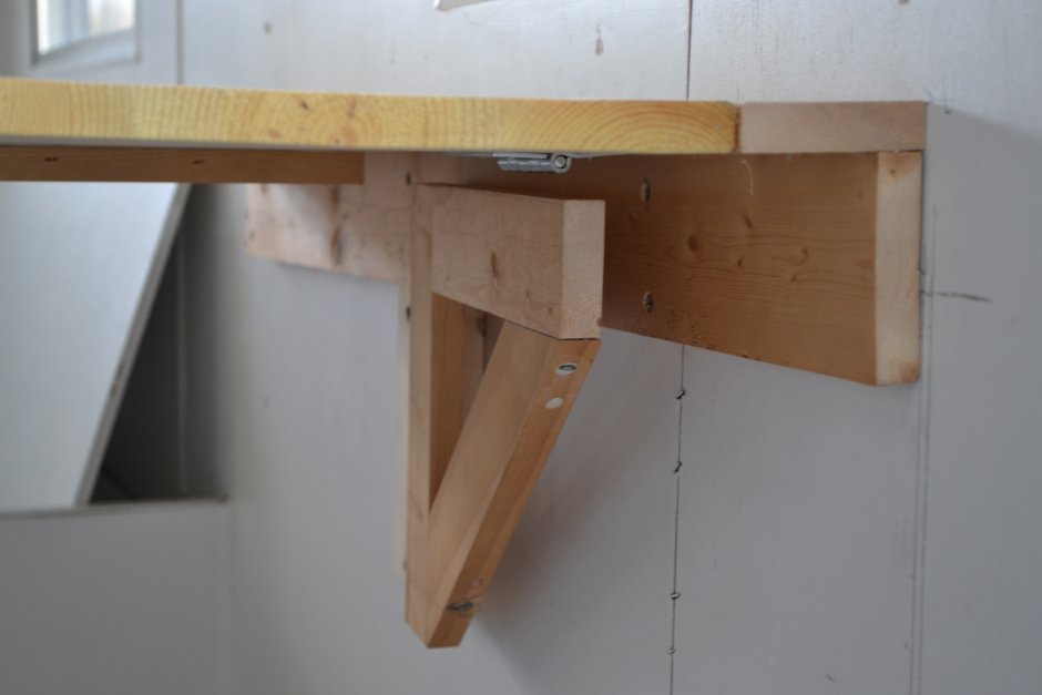 Откидной настенный деревянный стол