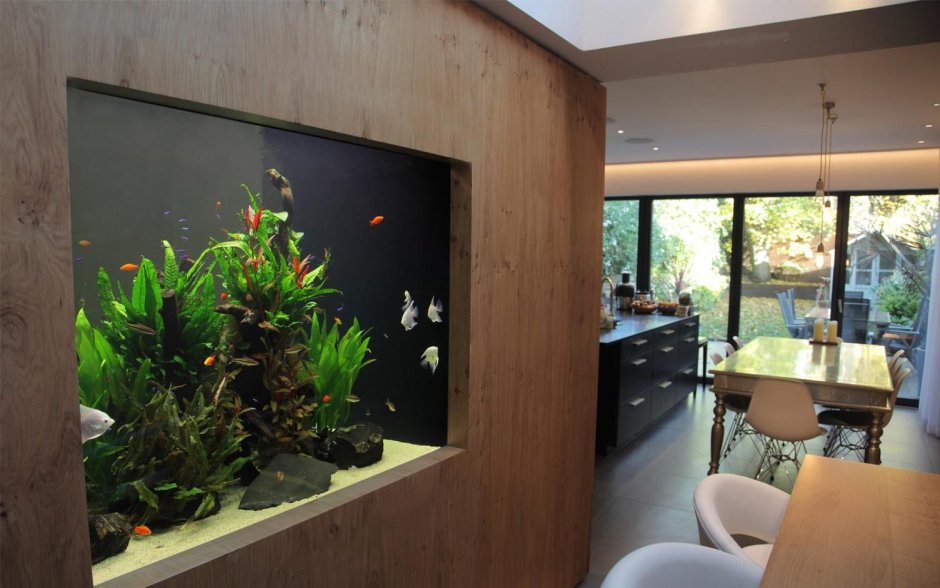 Большой аквариум в интерьере