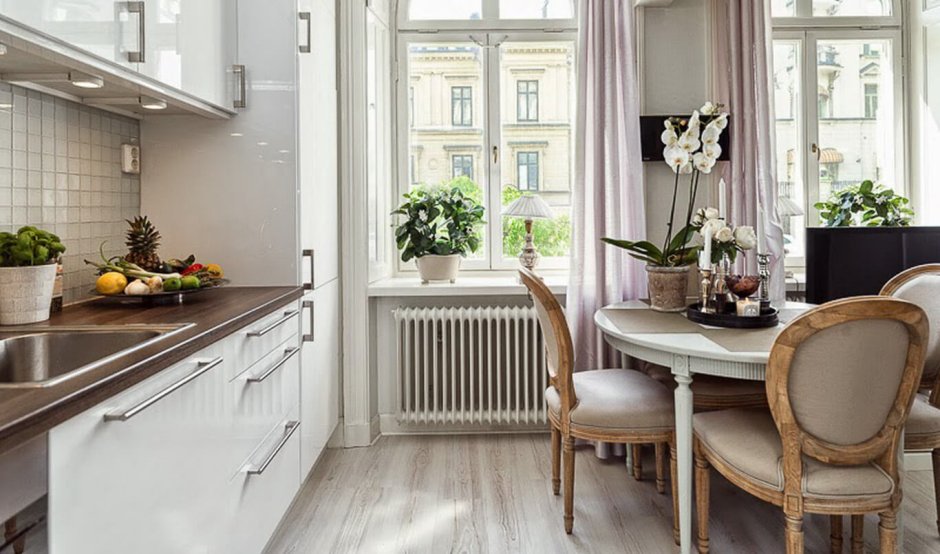 Интерьер кухни с французским балконом