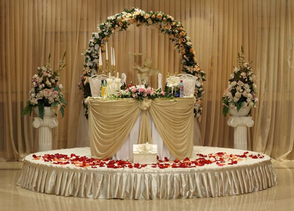 Банкетный зал стол жениха и невесты