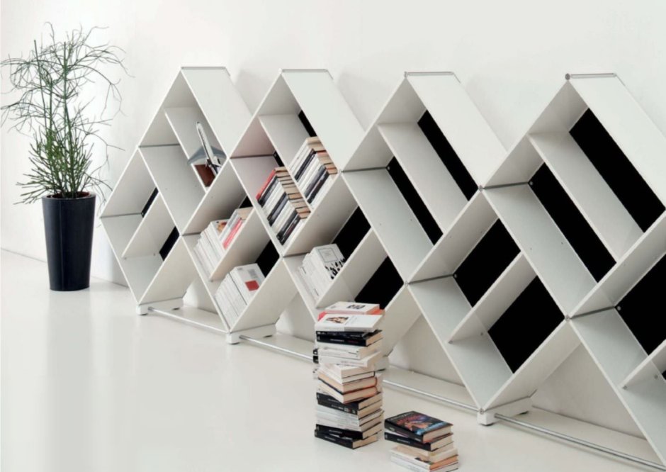 Наклонные книжные полки