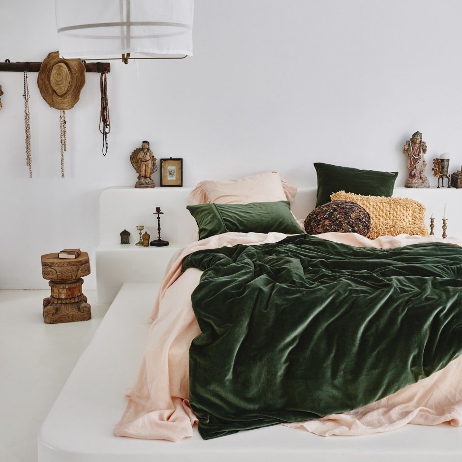 Зеленый бархат в интерьере спальни