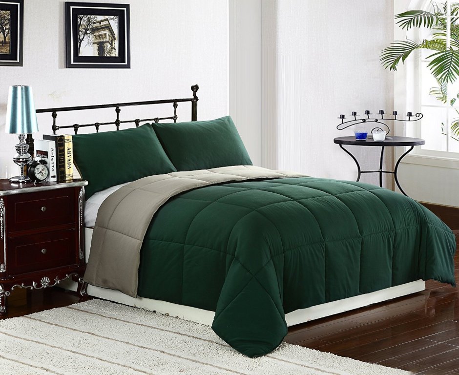 Спальня с зеленым покрывалом