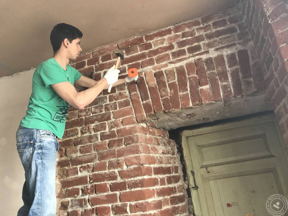 Крашеное кирпичное здание