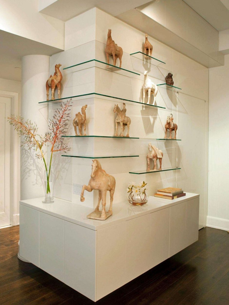 Стеклянные полочки в гостиной