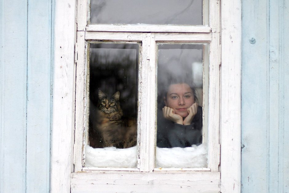 Человек ждет у окна