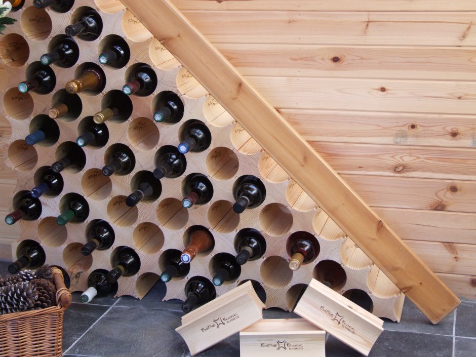 Полки для хранения вина в бутылках в погребе