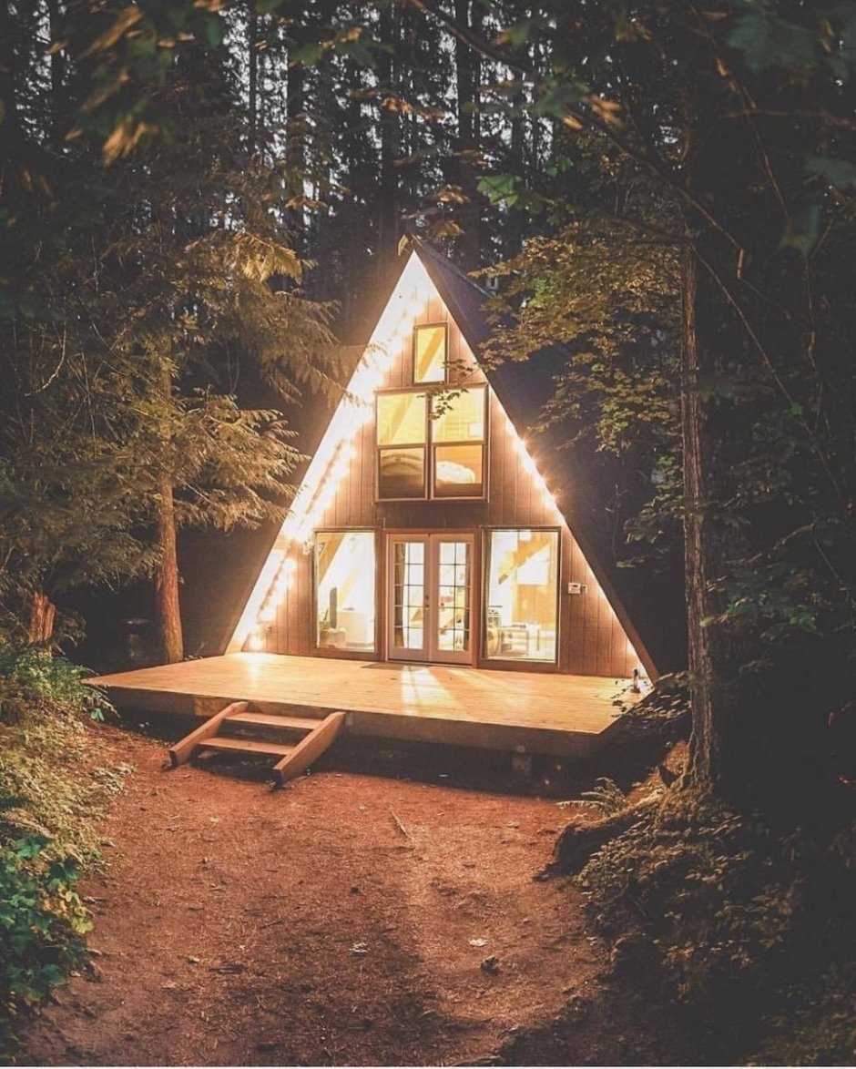Треугольный дом в горах