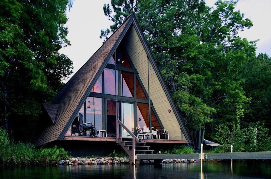 Дом шалаш у озера