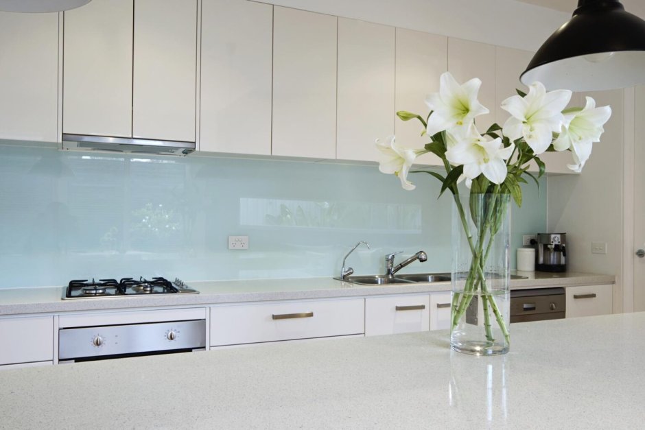 Стеклянный фартук для белой кухни