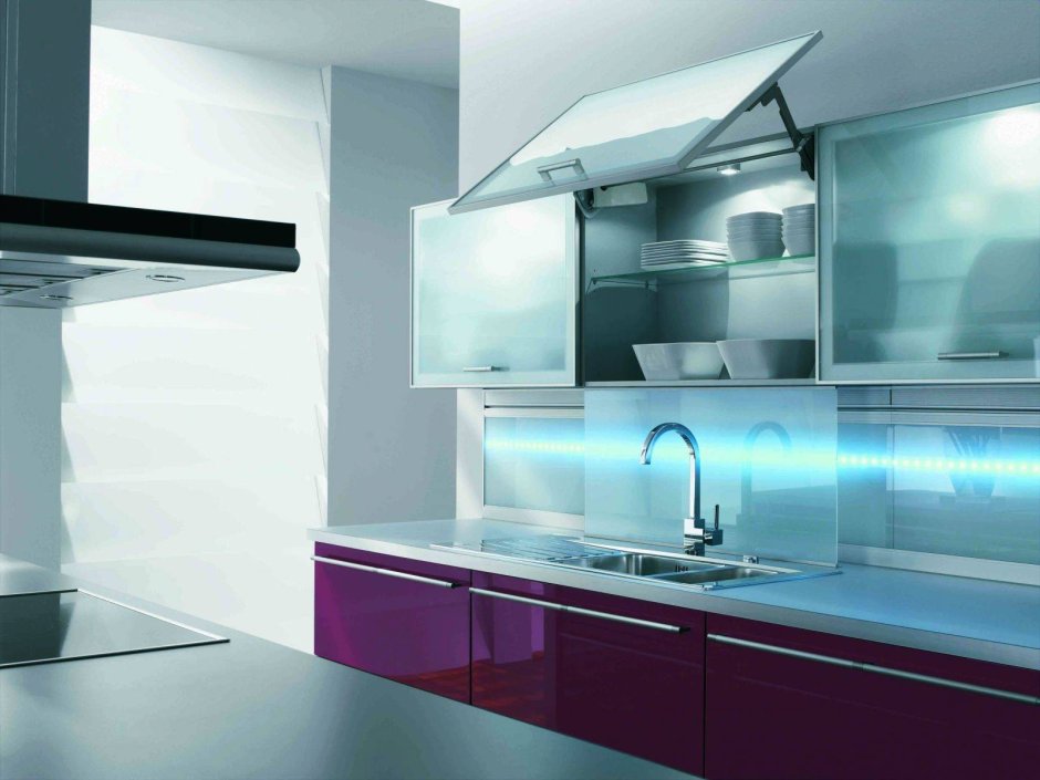 Кухня со стеклянными фасадами