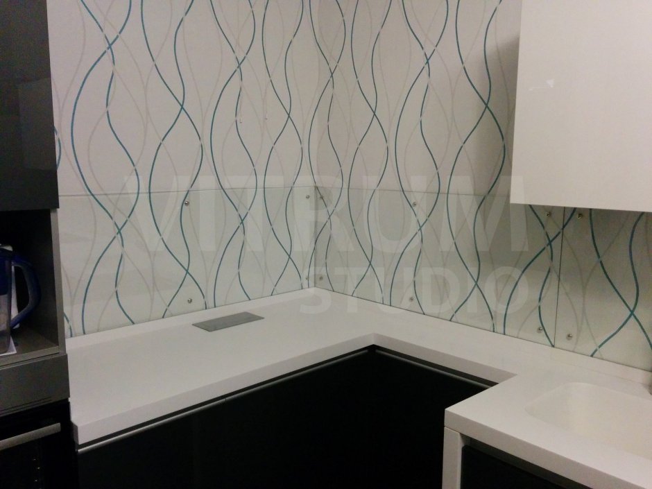 Прозрачный фартук для кухни из стекла