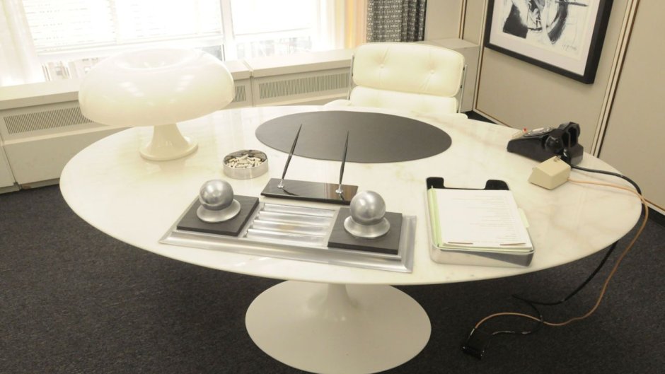 Oval Desk Stand часы