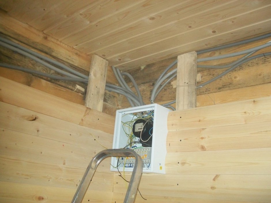 Ввод Эл кабеля в деревянный дом через стену