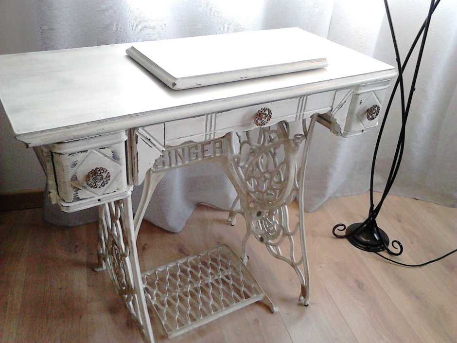 Дамский столик из швейной машинки